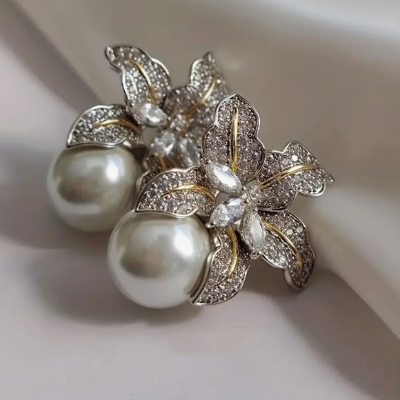 Retro Sparkling Flower & Pearl Earrings - Picture 2 of 6
